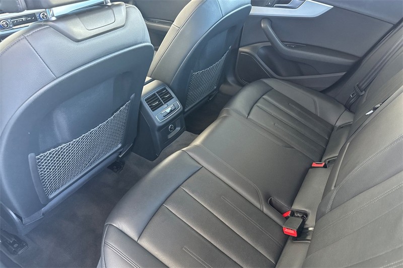 Audi A4 Vehicle Full-screen Gallery Image 11