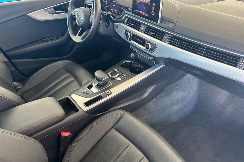 Audi A4 Vehicle Full-screen Gallery Image 14