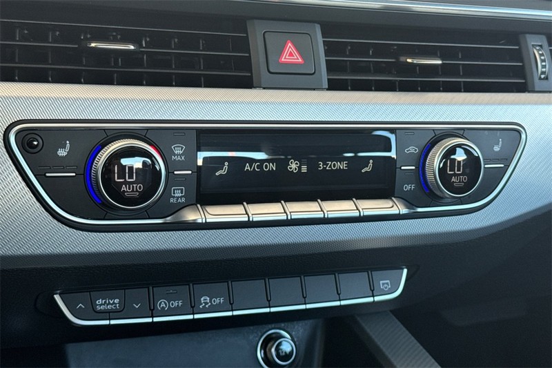 Audi A4 Vehicle Full-screen Gallery Image 19