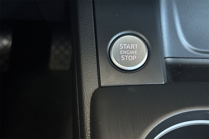 Audi A4 Vehicle Full-screen Gallery Image 21