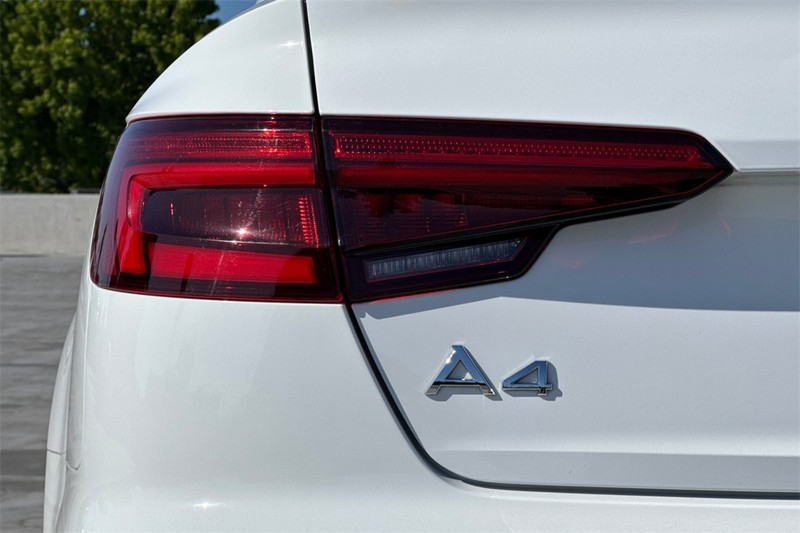 Audi A4 Vehicle Full-screen Gallery Image 26