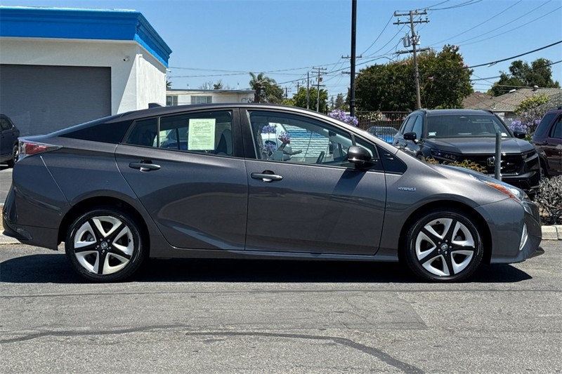 Toyota Prius Vehicle Full-screen Gallery Image 02