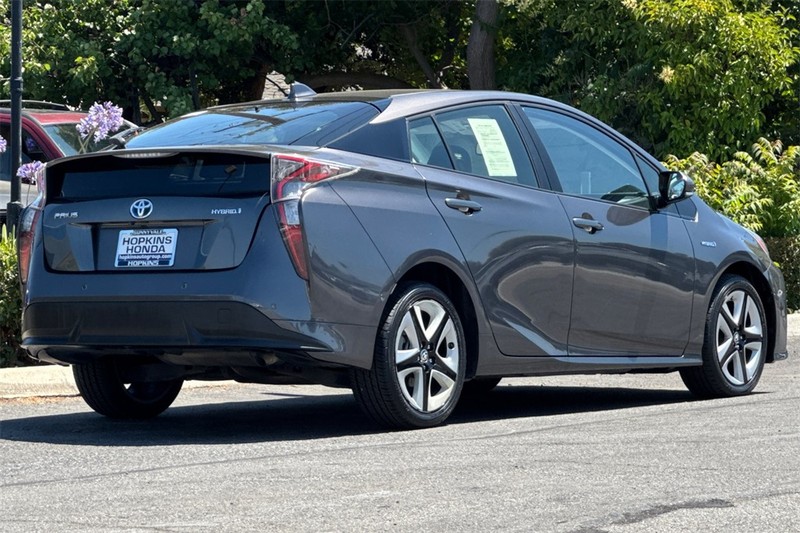 Toyota Prius Vehicle Full-screen Gallery Image 03