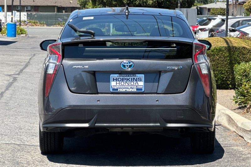 Toyota Prius Vehicle Full-screen Gallery Image 04