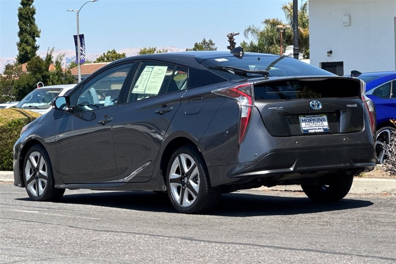 Toyota Prius Vehicle Full-screen Gallery Image 05