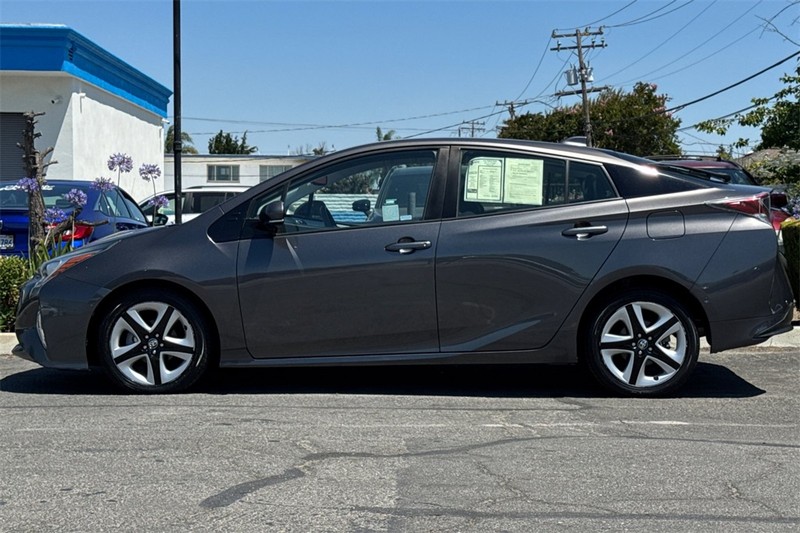Toyota Prius Vehicle Full-screen Gallery Image 06