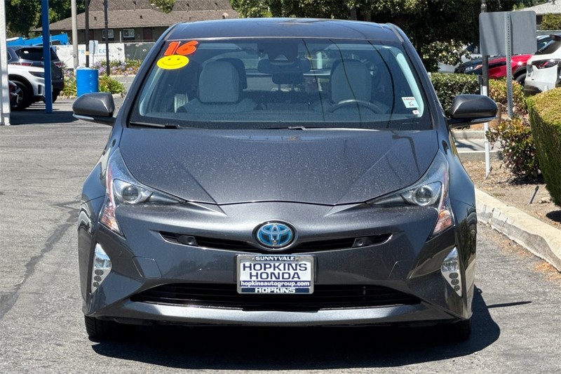 Toyota Prius Vehicle Full-screen Gallery Image 08