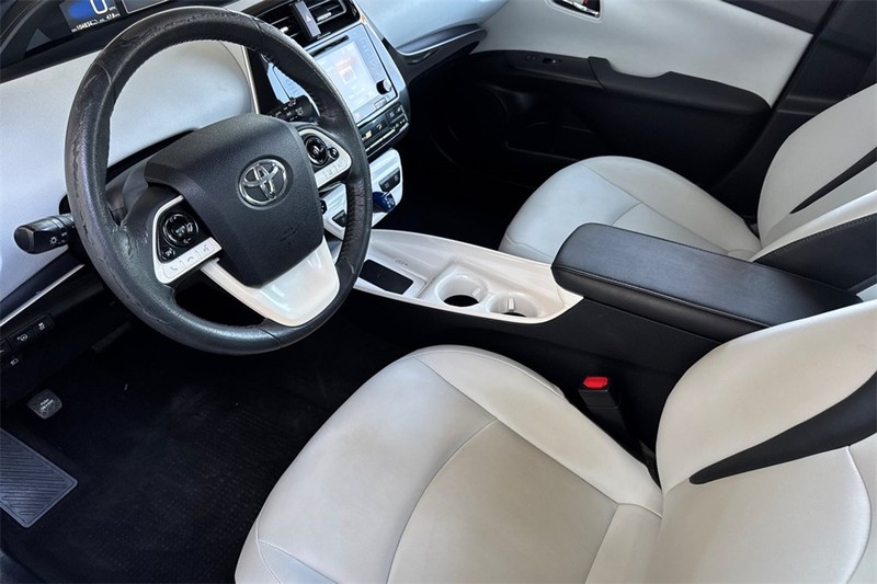Toyota Prius Vehicle Full-screen Gallery Image 09