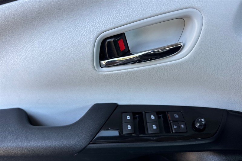 Toyota Prius Vehicle Full-screen Gallery Image 10