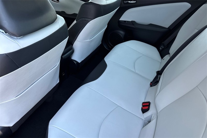 Toyota Prius Vehicle Full-screen Gallery Image 11