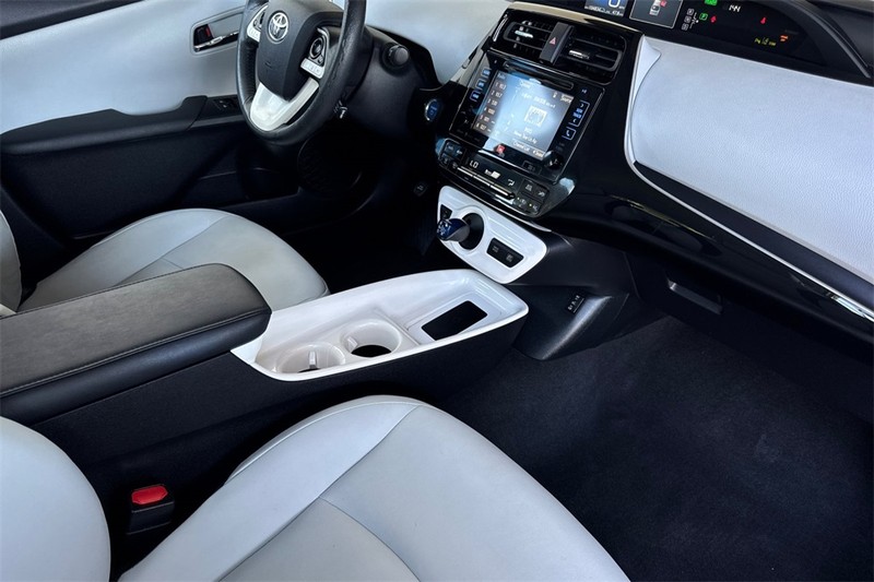 Toyota Prius Vehicle Full-screen Gallery Image 15