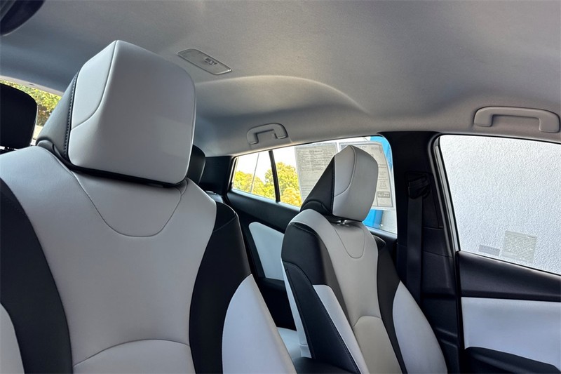 Toyota Prius Vehicle Full-screen Gallery Image 16