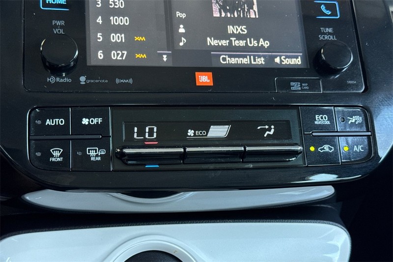 Toyota Prius Vehicle Full-screen Gallery Image 20
