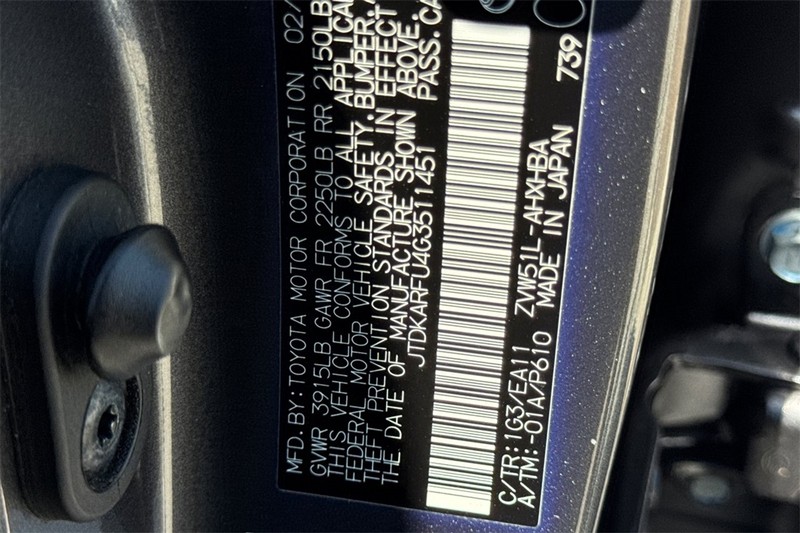 Toyota Prius Vehicle Full-screen Gallery Image 29