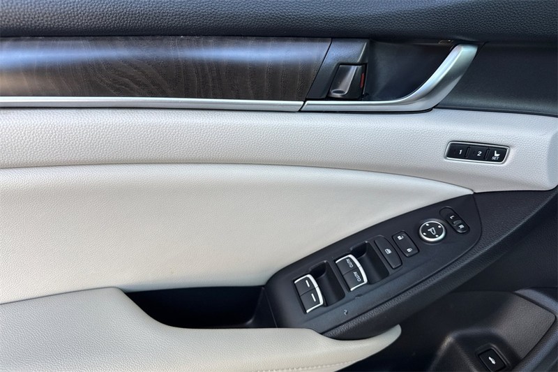 Honda Accord Sedan Vehicle Full-screen Gallery Image 10