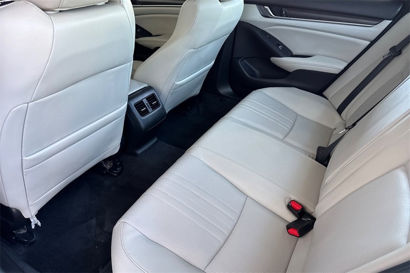 Honda Accord Sedan Vehicle Full-screen Gallery Image 11