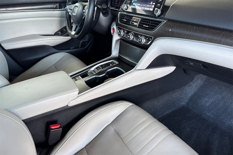 Honda Accord Sedan Vehicle Full-screen Gallery Image 14