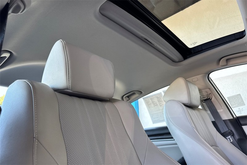 Honda Accord Sedan Vehicle Full-screen Gallery Image 15