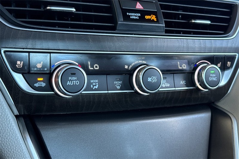 Honda Accord Sedan Vehicle Full-screen Gallery Image 19