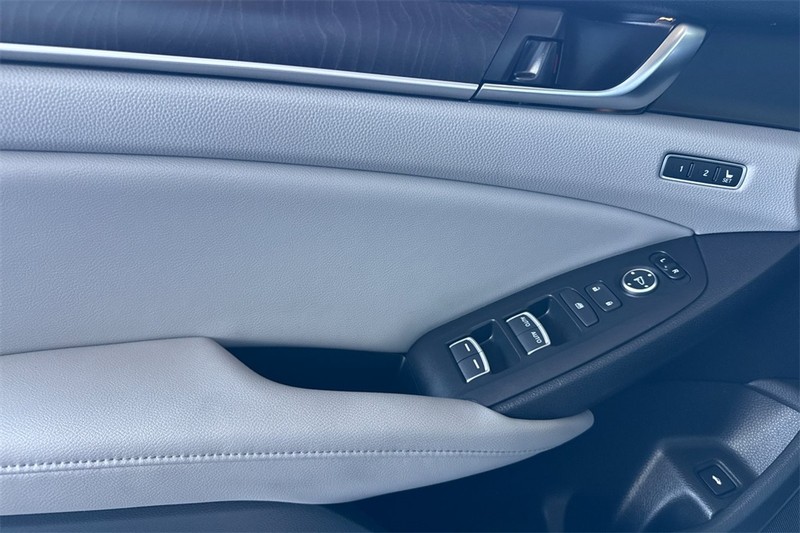 Honda Accord Sedan Vehicle Full-screen Gallery Image 10