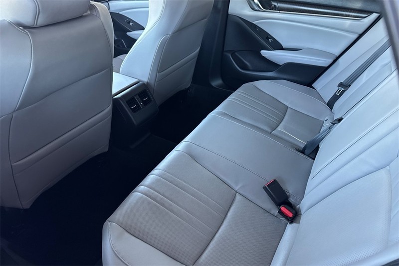 Honda Accord Sedan Vehicle Full-screen Gallery Image 11