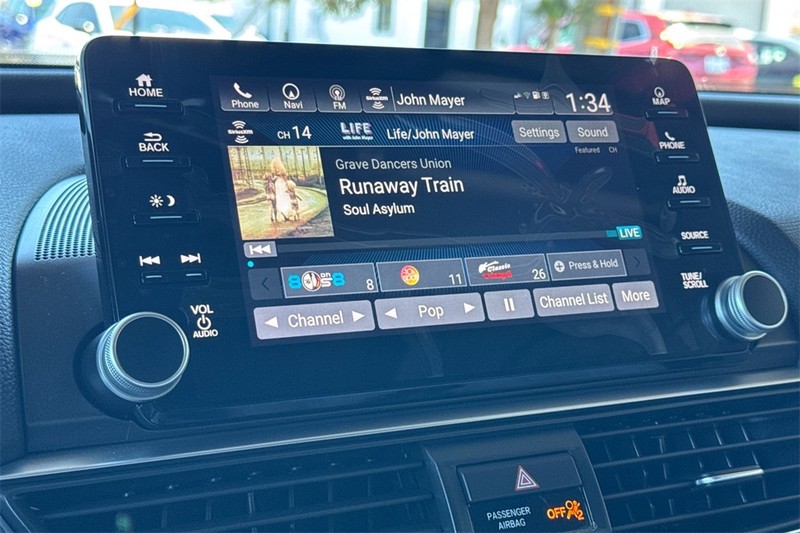 Honda Accord Sedan Vehicle Full-screen Gallery Image 16