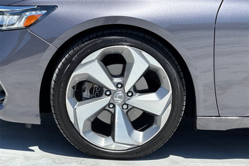 Honda Accord Sedan Vehicle Full-screen Gallery Image 24