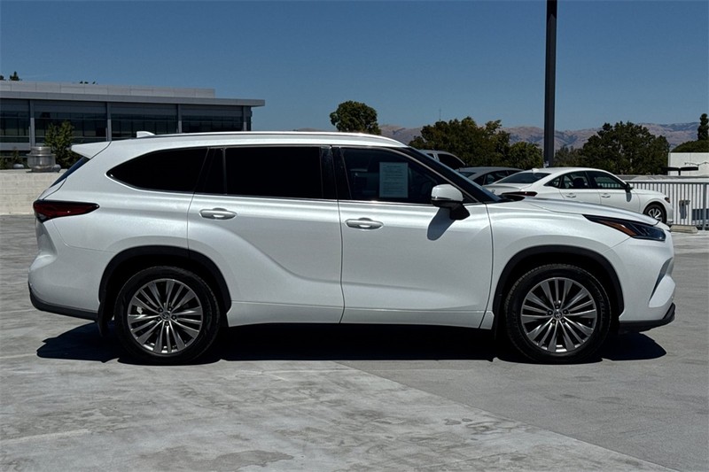 Toyota Highlander Vehicle Full-screen Gallery Image 02