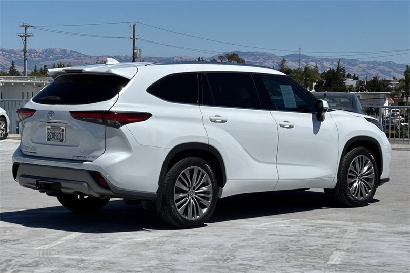 Toyota Highlander Vehicle Full-screen Gallery Image 03