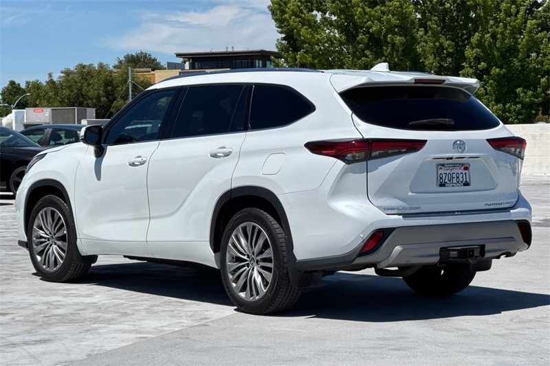 Toyota Highlander Vehicle Full-screen Gallery Image 05
