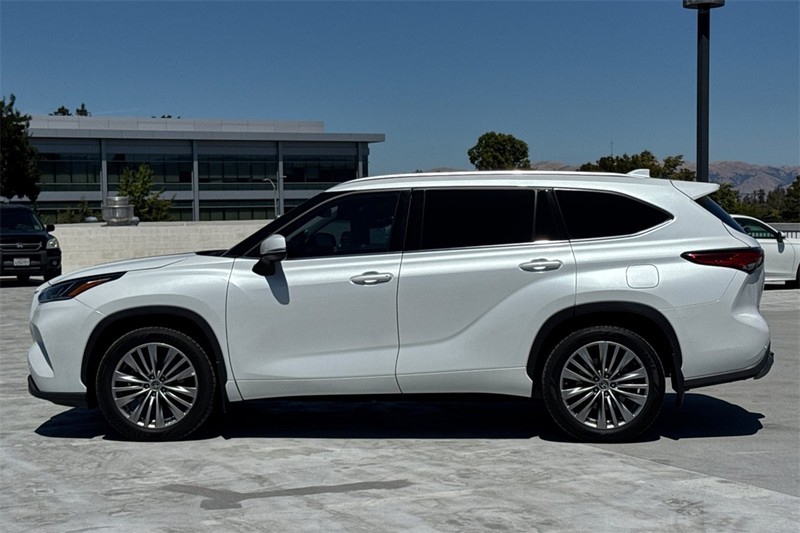 Toyota Highlander Vehicle Full-screen Gallery Image 06