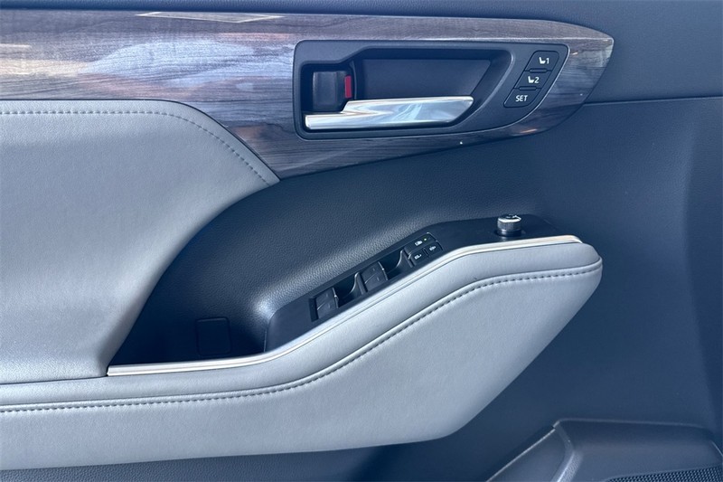 Toyota Highlander Vehicle Full-screen Gallery Image 10