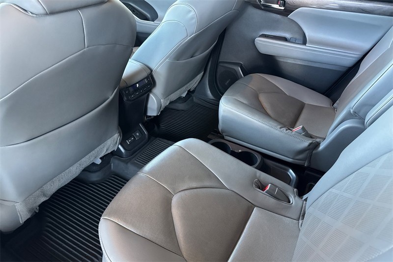 Toyota Highlander Vehicle Full-screen Gallery Image 11