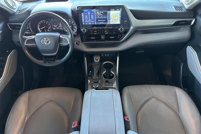 Toyota Highlander Vehicle Full-screen Gallery Image 12
