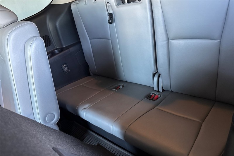 Toyota Highlander Vehicle Full-screen Gallery Image 14