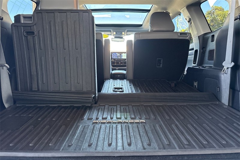 Toyota Highlander Vehicle Full-screen Gallery Image 15