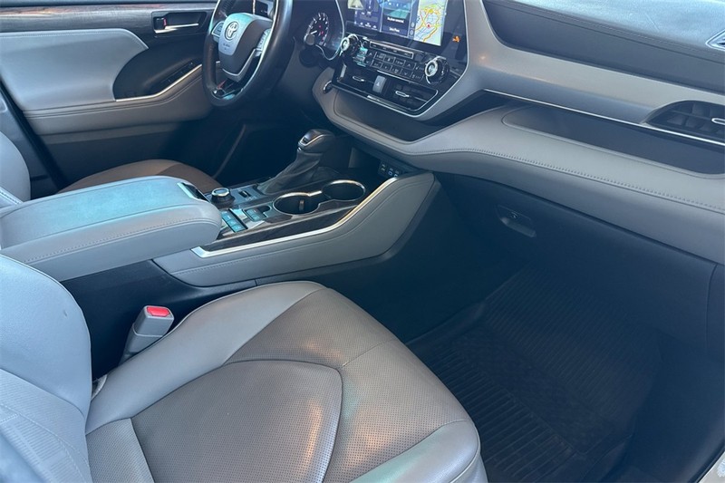 Toyota Highlander Vehicle Full-screen Gallery Image 16