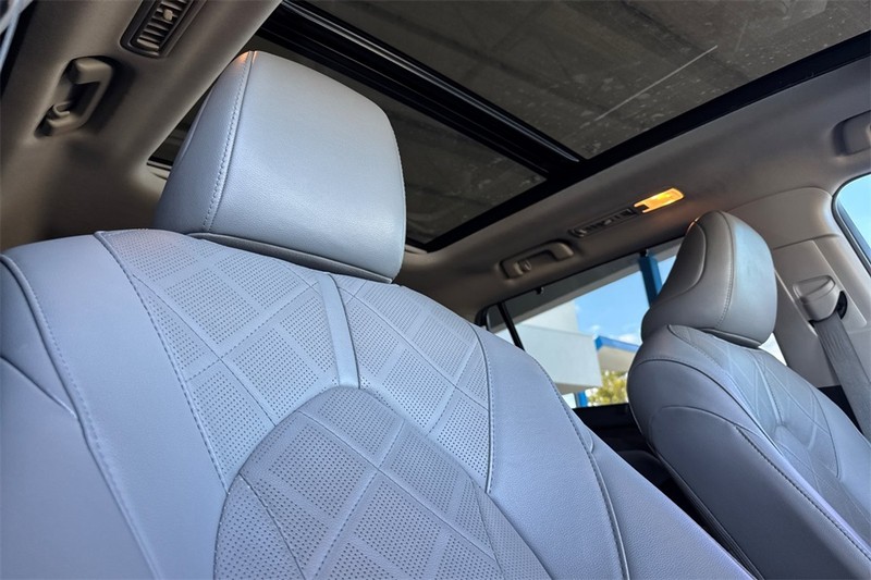Toyota Highlander Vehicle Full-screen Gallery Image 17