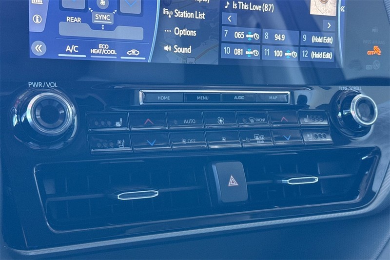 Toyota Highlander Vehicle Full-screen Gallery Image 21