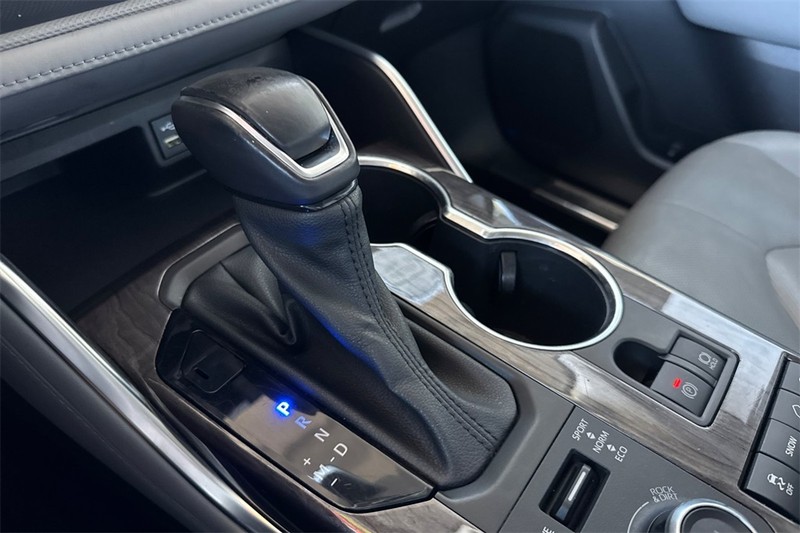 Toyota Highlander Vehicle Full-screen Gallery Image 22