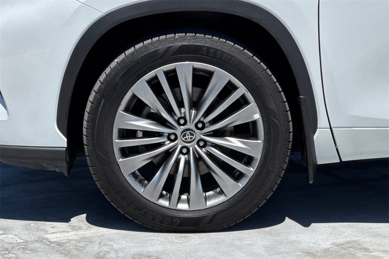 Toyota Highlander Vehicle Full-screen Gallery Image 27