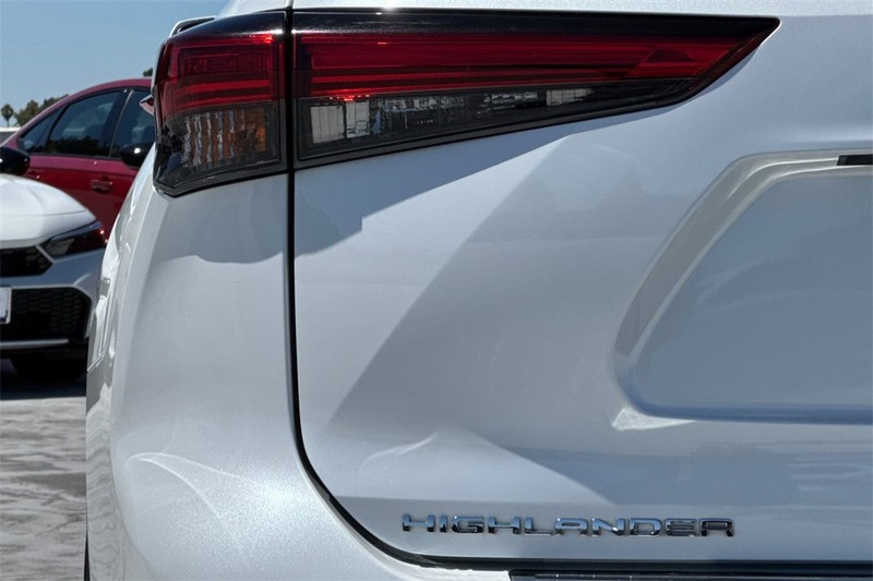 Toyota Highlander Vehicle Full-screen Gallery Image 28