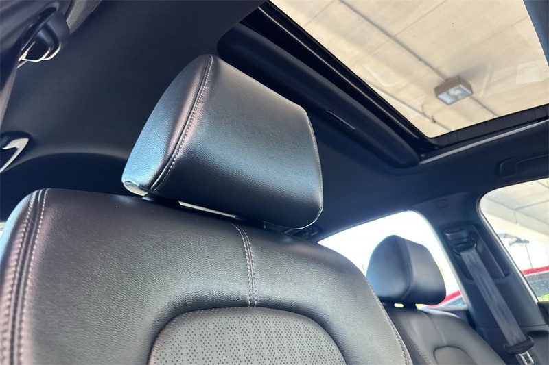 Honda Civic Hatchback Vehicle Full-screen Gallery Image 16