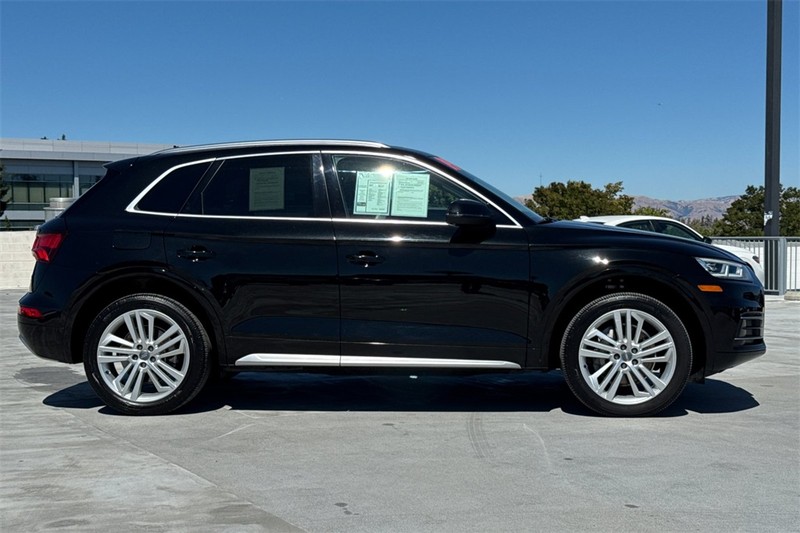 Audi Q5 Vehicle Full-screen Gallery Image 02