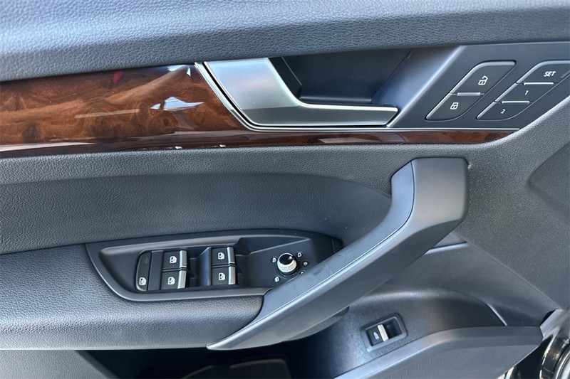 Audi Q5 Vehicle Full-screen Gallery Image 10