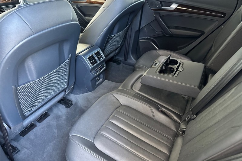 Audi Q5 Vehicle Full-screen Gallery Image 11