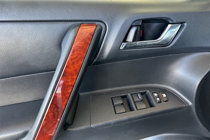 Toyota Highlander Hybrid Vehicle Full-screen Gallery Image 10