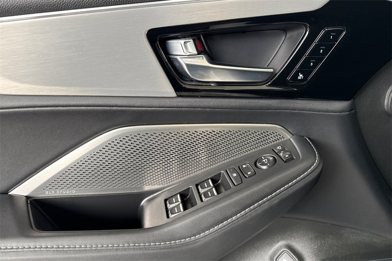 Acura MDX Vehicle Full-screen Gallery Image 10