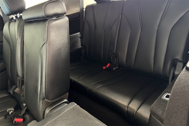 Acura MDX Vehicle Full-screen Gallery Image 14