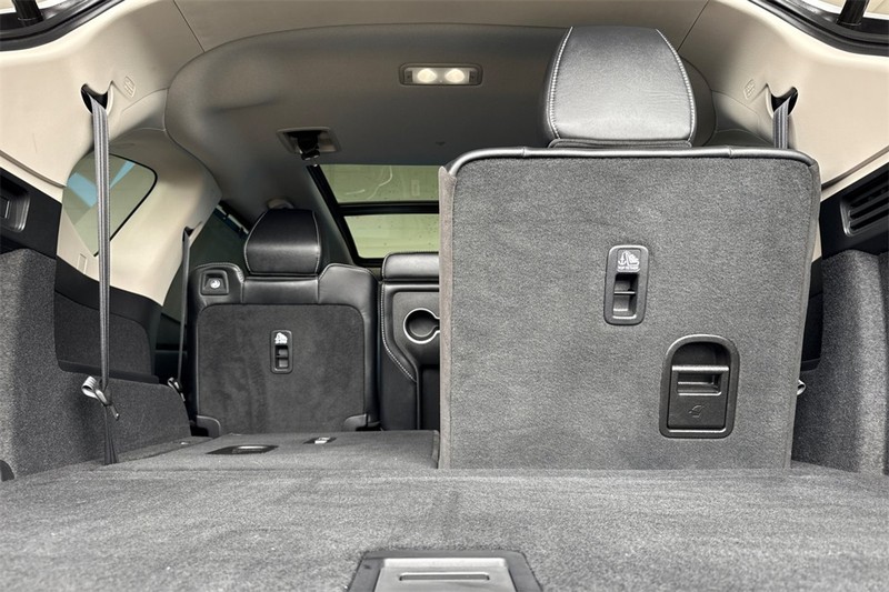 Acura MDX Vehicle Full-screen Gallery Image 15